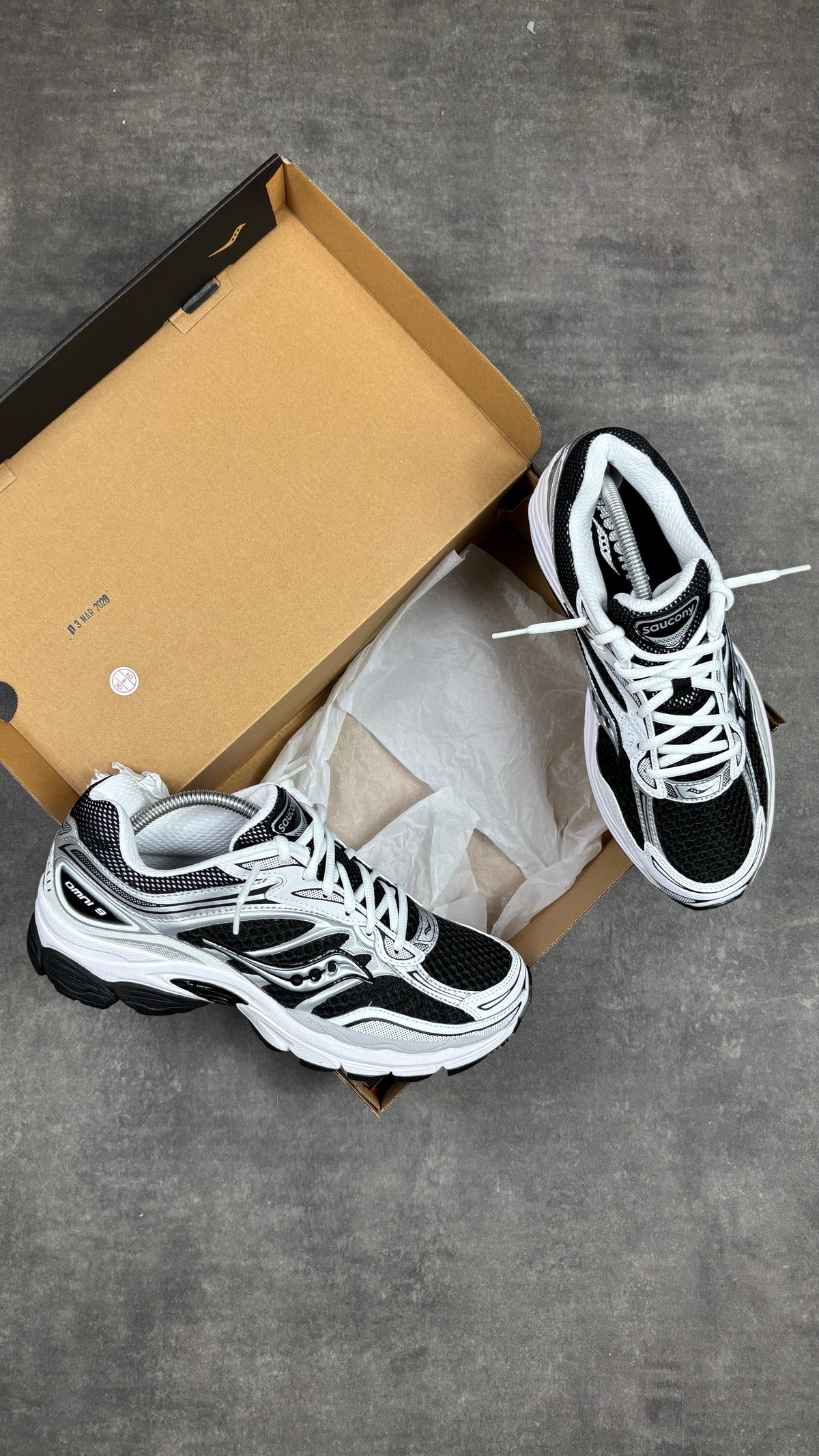 Saucony ProGrid Omni 9 OG “Black/White”